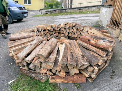 Holz für die Feuerschalen am Abend